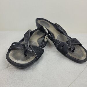 Clarks Artisan black leather thong sandals twist front vacation beach comfy 8.5